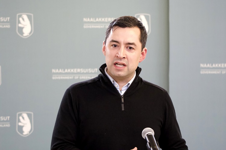 El vicepresidente groenlandés, Múte B. Egede, invitó a sacar a la calle la Erfalasorput, la bandera groenlandesa.