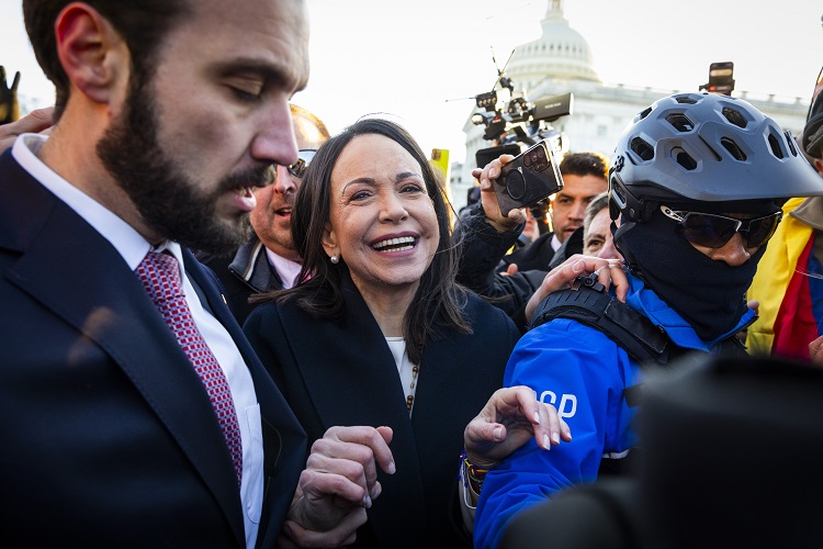 En el interior del Senado, María Corina Machado sostuvo platicas con senadores como el republicano Rick Scott, quien en ocasiones anteriores había expresado su apoyo a la opositora venezolana. Foto: EFE