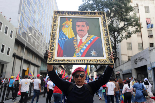 Un hombre sostiene un cuadro con la imagen del presidente de Venezuela, Nicolás Maduro. Foto: EFE