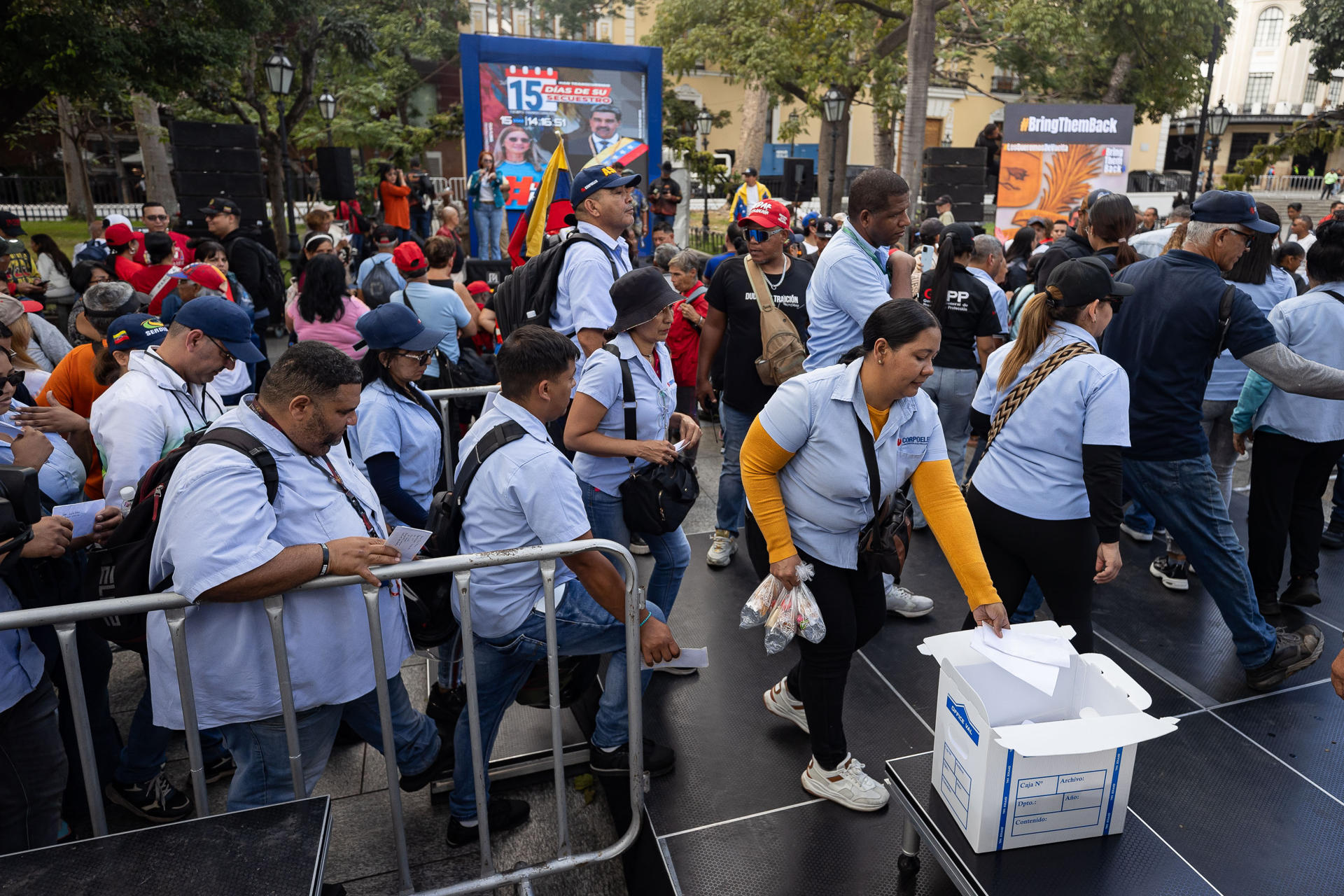 Personas depositan cartas en una caja durante una jornada de recolección de cartas en apoyo al presidente Nicolás Maduro y a su esposa Cilia Flores. /Foto: EFE