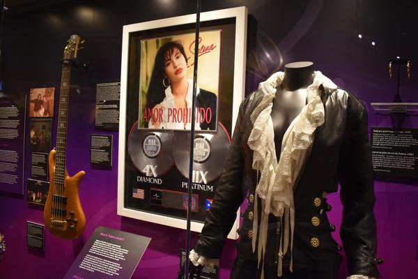 Muestra un vestido e instrumentos pertenecientes a la difunta artista Selena Quintanilla. Foto: EFE