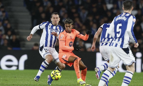 Lamine Yamal (izq.), del Barcelona y Mikel Oyarzabal, de la Real Sociedad, durante el partido. Foto: EFE