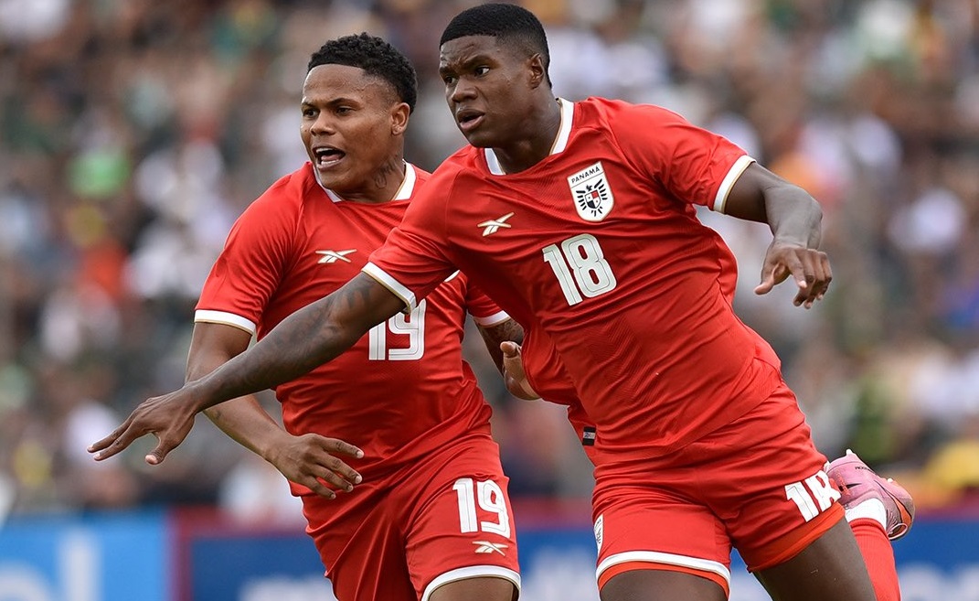 Khaiser Lenis (izq.) y Kadir Barría en la celebración del gol. Foto: FPF