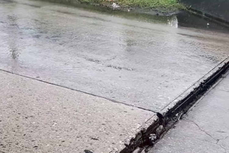 Los conductores piden la reparación del puente sobre el río Gatún y en San Juan, ambos en el área de la carretera Transístmica. Foto. Diómedes Sánchez