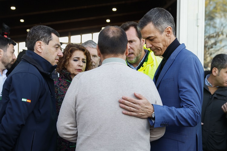 El presidente del Gobierno Pedro Sánchez, ha asegurado este lunes desde el lugar donde se ha producido la tragedia ferroviaria de Adamuz, en Córdoba, que se dará con "la verdad" sobre la causa del accidente y se conocerá "la respuesta" al origen del siniestro que ha causado al menos 39 fallecidos.  Foto. EFE