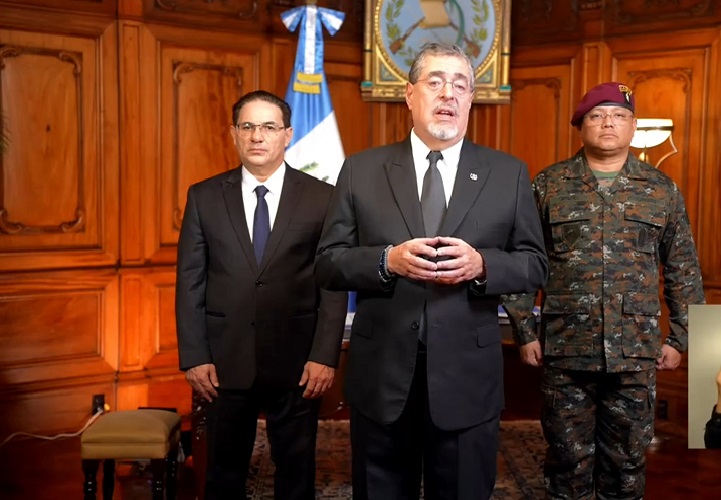 El presidente de Guatemala, Bernardo Arévalo de León, tomó la determinación después de que este domingo fueron asesinados ocho agentes de la Policía Nacional Civil, atacados en distintos puntos de la capital del país. Foto. EFE
