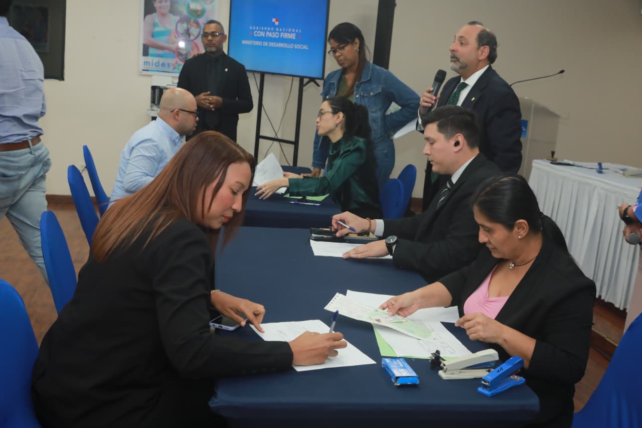 los cheques salieron por 77 mil 556 balboas con 50 centésimos. Dinero correspondiente a primas de antigüedad y prestaciones laborales.