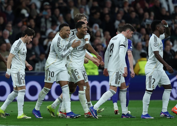 Jugadores del Real Madrid celebran uno de sus goles anotados. Foto: EFE