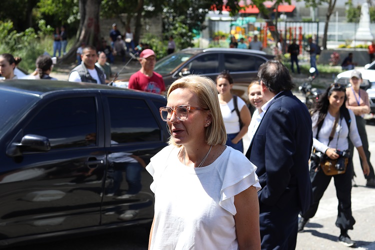 Mariana González, afirmó que las extorsiones son con el fin de que su padre venezolano Edmundo González Urrutia, abandone la causa y así lograr la liberación de su esposo el abogado Rafael Tudares. Foto. EFE