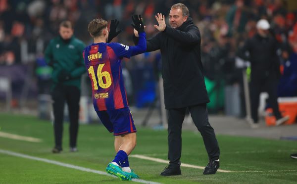  Fermín López y el entrenador Hansi Flick (d) durante el encuentro de la fase de liga en la Liga de Campeones de la UEFA, que enfrentó al Barcelona y el Slava Praga, de República Checa. Foto: EFE