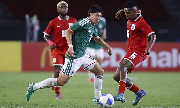 Héctor Hurtado (d) de Panamá disputa un balón con Obed Vargas de México. Foto: EFE
