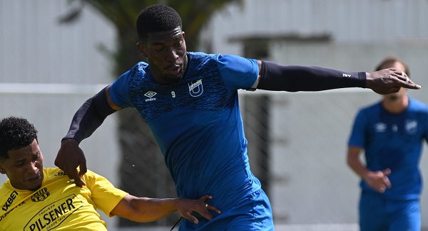 Azarías Londoño (der.), jugador de la Universidad Católica de Ecuador. Foto: Cortesía