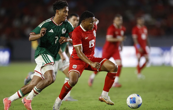 Kahiser Lenis (d) de Panamá disputa un balón con Luis Romo de México. Foto: EFE