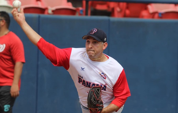 Paolo Espino durante el entrenamiento de ayer en el Estadio Rod Carew. Foto: Probeis