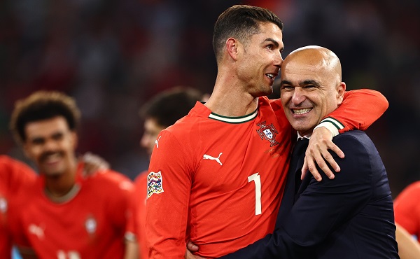 Cristiano Ronaldo (i) y el seleccionador de Portugal, el español Roberto Martínez (d).