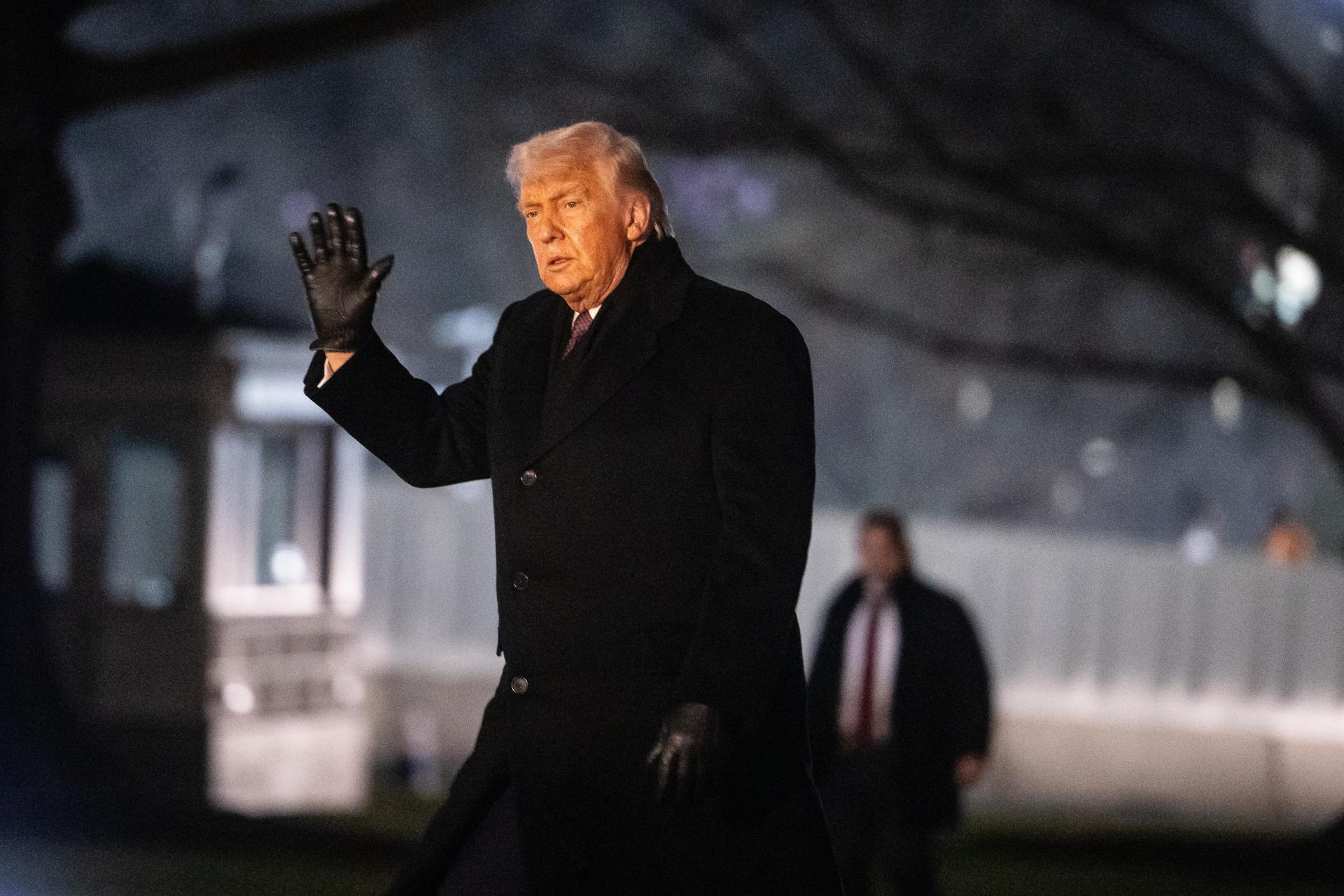 El presidente de Estados Unidos, Donald Trump, camina por el jardín sur de la Casa Blanca tras desembarcar del Marine One en Washington, D.C., EE. UU./ Foto: EFE