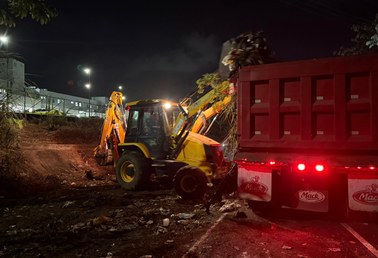 Incrementan los operativos nocturnos de recolección de basura en el distrito de Colón.