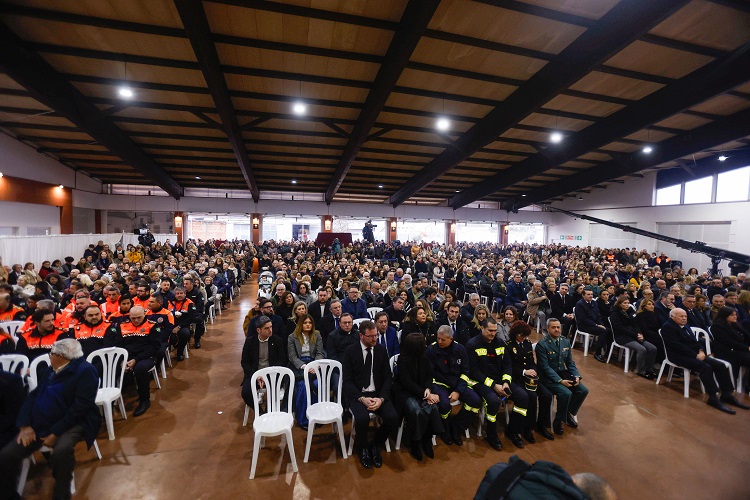 La caseta municipal de Adamuz (Córdoba) acoge este domingo el funeral organizado por el Obispado de Córdoba por las víctimas del accidente de trenes del pasado domingo, que ha reunido a representantes de distintos ámbitos de la provincia. Foto. EFE