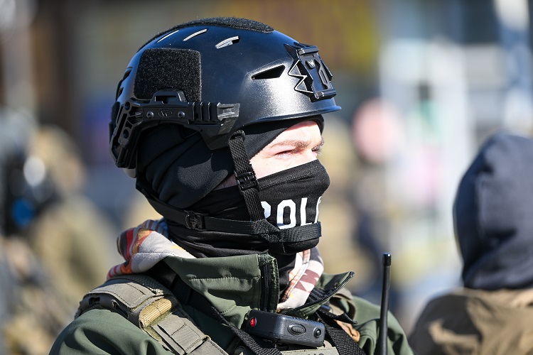 Un oficial federal hace guardia durante los enfrentamientos después de que ICE disparó fatalmente a un hombre varias veces mientras intentaban detenerlo en Minneapolis, Minnesota. Foto. EFE