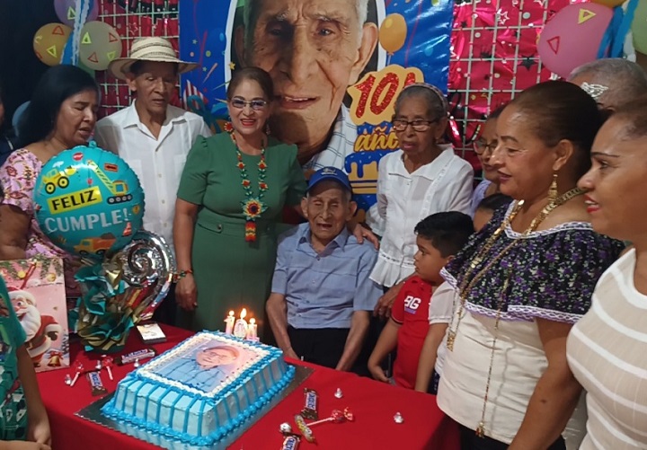 José Inés Avilés, rodeado de familiares cumplió 104 años de edad. Foto. Melquíades Vásquez
