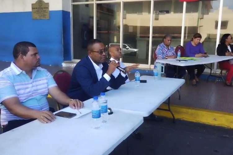 Como estaba previsto los concejales colonenses sesionaron en las inmediaciones del antiguo hospital Dr. Manuel Amador Guerrero. Foto. Diómedes Sánchez