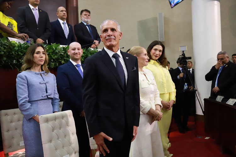 Nasry 'Tito' Asfura, no invitó a presidentes y jefes de Estado de otros países al acto de investidura por razones de "austeridad", y prefirió asumir su mandato en la sede del Parlamento. Foto. EFE