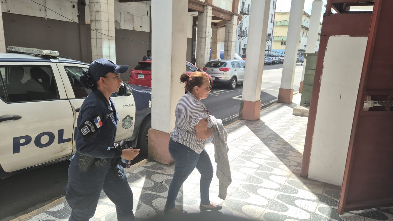 María Ramos fue aprehendida ayer por un caso de cheque sin fondos. 