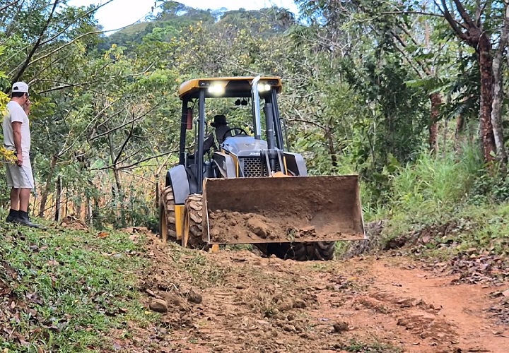 Los productores indicaron que el alquiler de la maquinaria se logró a un costo de 40 dólares por hora, con un estimado de siete horas de trabajo, lo que permitirá mejorar algunos de los tramos más afectados. Foto. Thays Domínguez