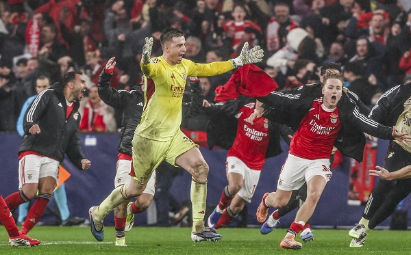 El Benfica se clasificó a última hora relegando al Real Madrid a jugar la ronda de playoffs.  