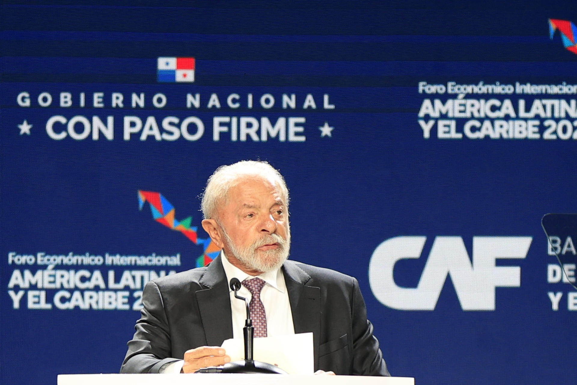 El presidente de Brasil Ignacio Lula Da Silva expone en el Foro de Davos latinoamericano. 