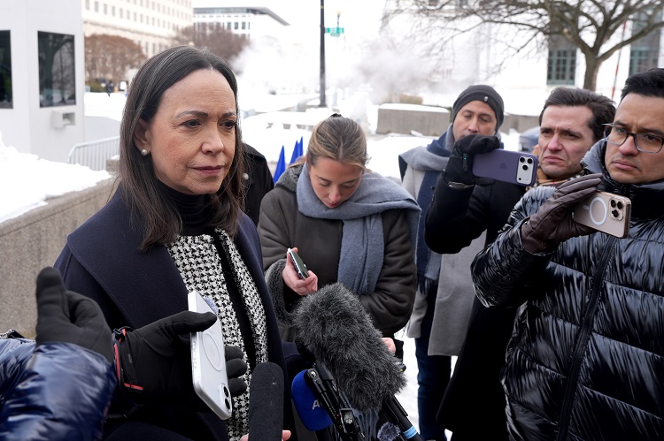 María Corina Machado salió de la reunión asegurando que son "horas y días decisivos" para el futuro de su país y afirmó que su movimiento tiene el respaldo del jefe de la diplomacia estadounidense, a quien definió como "una de las personas que mejor entiende el hemisferio". Foto. EFE
