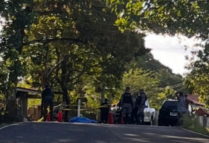 Un residente, que se transportaba en una bicicleta, encontró el cadáver en medio de la vía.  /  Foto: noticias_sonaa