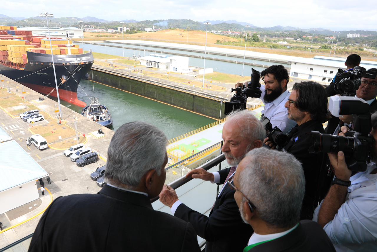 Los presidentes conocen el funcionamiento de la joya de América: el Canal de Panamá.