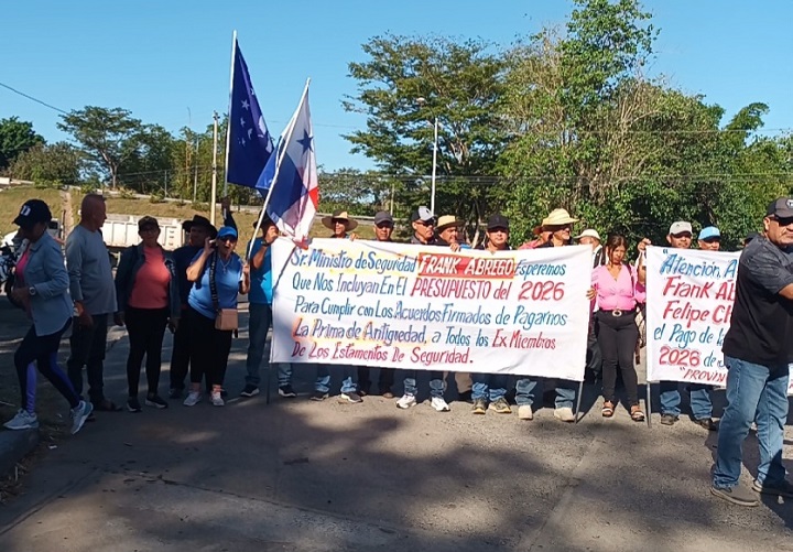 Los manifestantes cerraron las cuatro paños de la vía por espacio de 10 minutos. Foto. Melquíades Vásquez