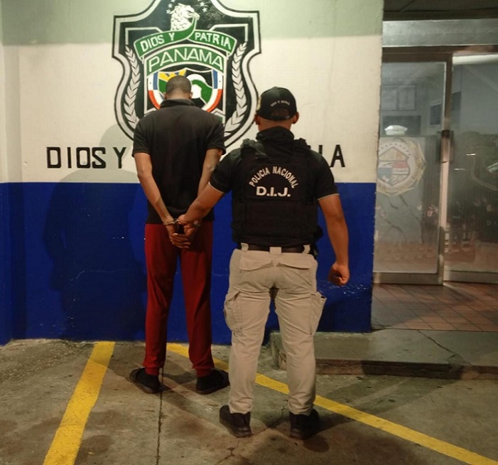 El sospechoso fue trasladado para los trámites correspondientes, a órdenes de la Fiscalía de Homicidio y Femicidio de la provincia de Colón.  /  Foto: PN