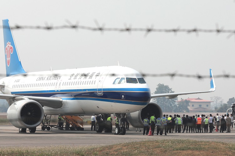  Un grupo de chinos esperando a embarcar en un avión de repatriación tras ser liberados de centros de ciberestafa ubicados en Birmania. Foto. Archivo/EFE