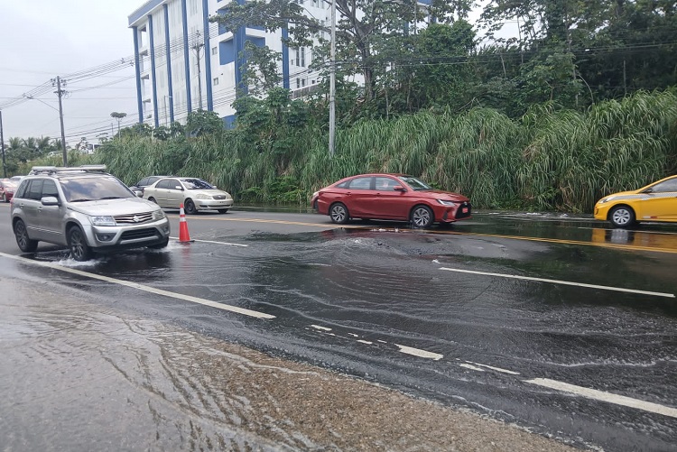 Se cerró la válvula de agua para evitar un daño mayor en la capa asfáltica en esta vía recién rehabilitada por el Ministerio de Obras Públicas.