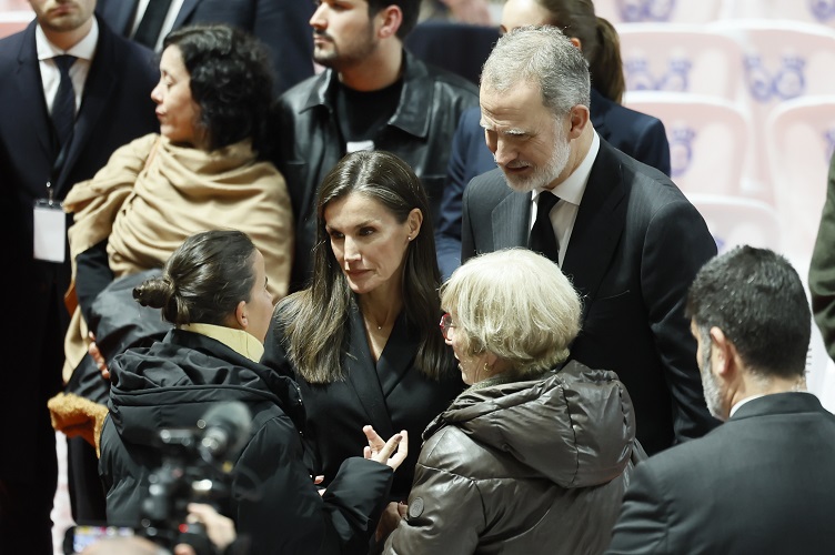 El rey Felipe y la reina Letizia hablan con familiares de las víctimas durante el funeral que se celebra este jueves en Huelva para acompañar a los familiares de las 45 víctimas mortales del accidente ferroviario de Adamuz, 28 de las cuales eran de municipios de esta provincia. Foto. EFE