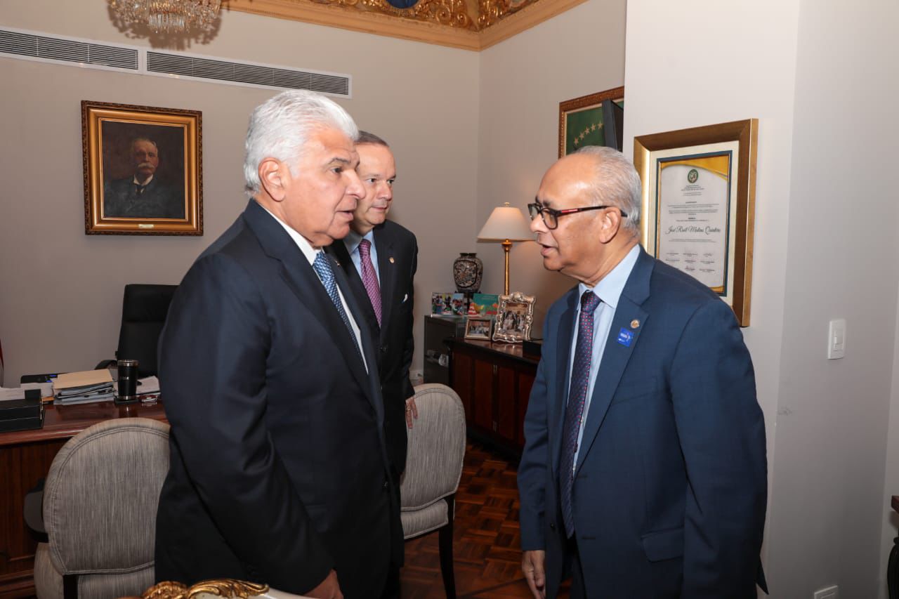 La reunión se dio en el Palacio de las Garzas, aprovechando la visita de Ramdin a Panamá para participar en el Foro Económico Internacional de América Latina y el Caribe.