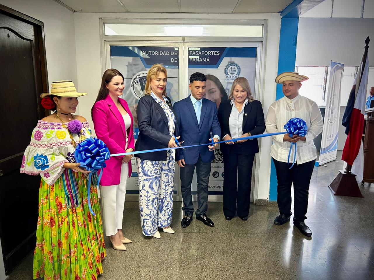 El acto de reapertura incluyó el corte de cinta junto a la gobernadora Marcela Madrid Guerra, el director provincial Geronhe Cubilla y la subadministradora Joyce García. 