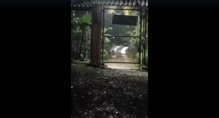 Uno de los involucrados fue captado deteriorando el puente.  /  Captura de video