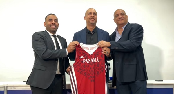 Nelson Colón (c) junto al presidente y fiscal de la Fepaba, Abdiel Blanco hijo y Osvaldo Hernández respectivamente. 