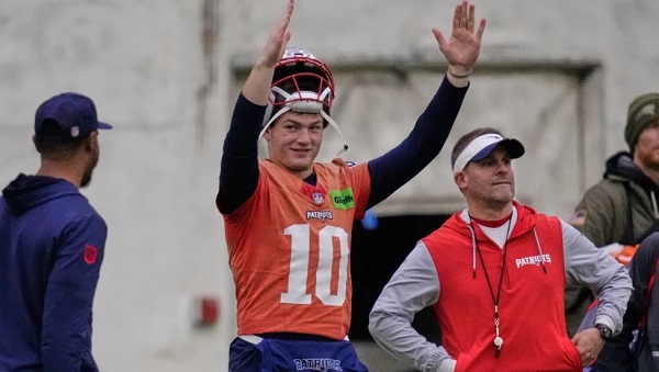 Drake Maye (c) observa la práctica de los Patriots este viernes.