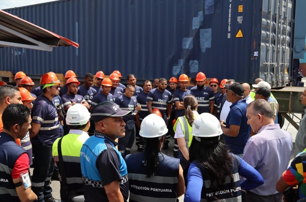La ministra conversó con los trabajadores portuarios. 