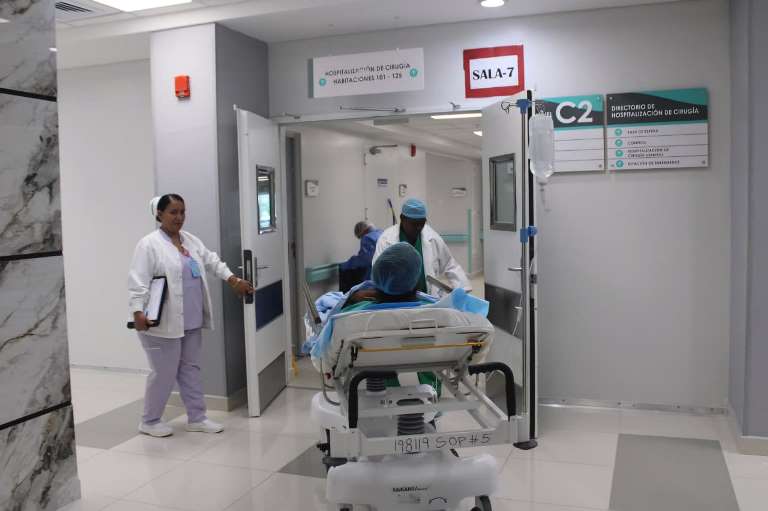 El hospital cuenta con 474 camas, nueve quirófanos equipados con tecnología de última generación.