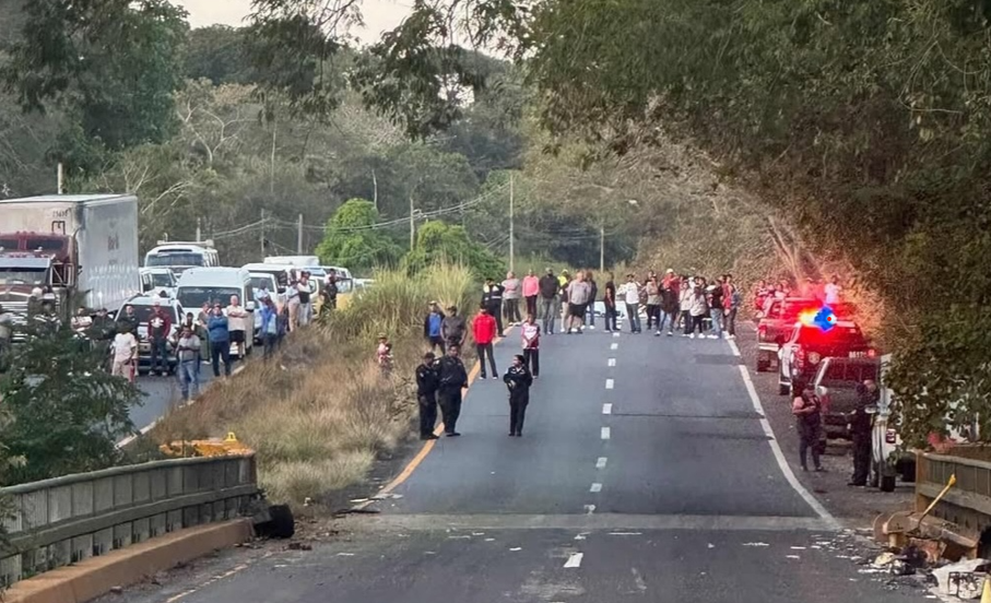 El conductor del automóvil tipo pick up colisionó contra el puente, cayendo posteriormente el vehículo al río.