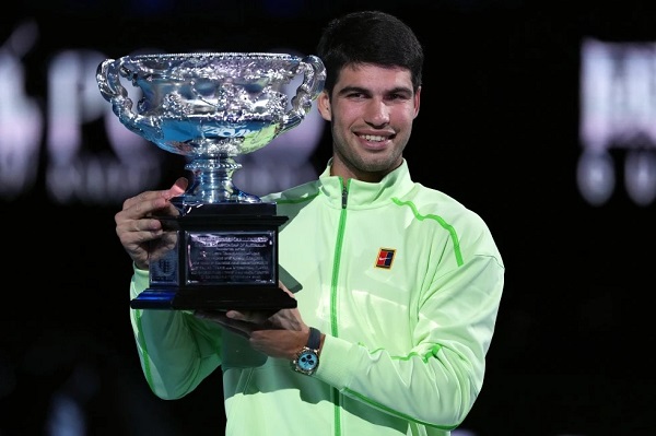 El español Carlos Alcaraz sostiene el trofeo de campeón del Abierto de Australia. Foto: EFE