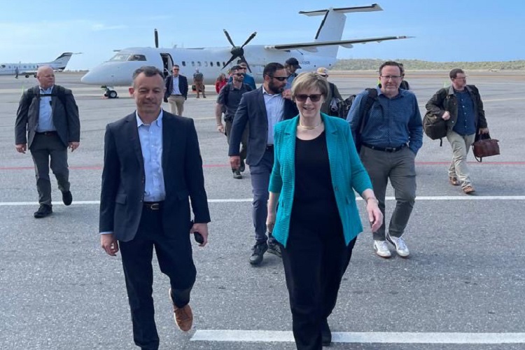 La embajadora Laura Dogu trabajará con personas del sector público y privado, así como con la sociedad civil, para impulsar un plan de tres fases establecido por el Gobierno de Estados Unidos. Foto. EFE