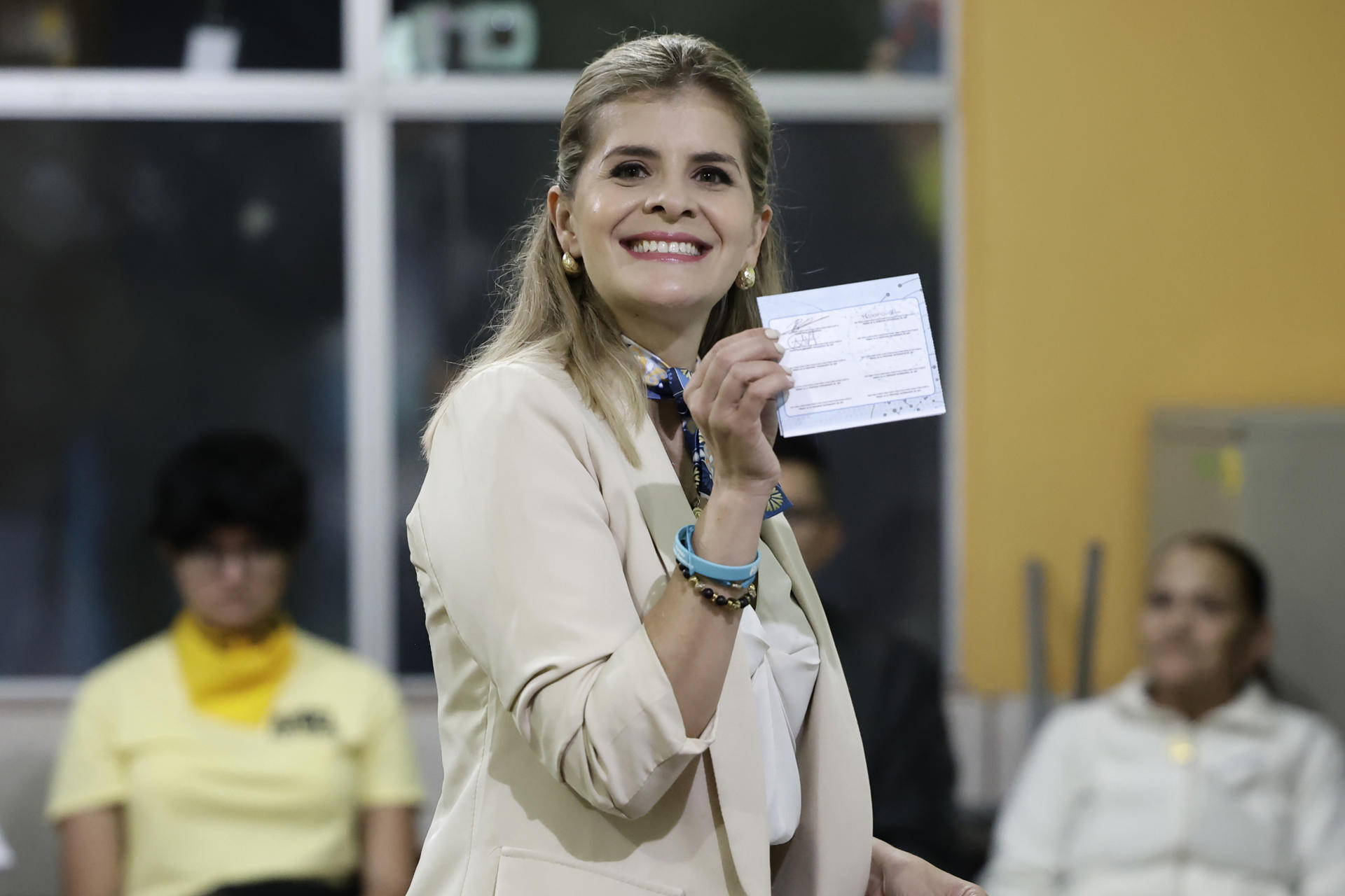 La candidata a la Presidencia de Costa Rica por el partido Pueblo Soberano, Laura Fernández, acude a un centro de votación durante las elecciones este domingo, en Cartago (Costa Rica). EFE/