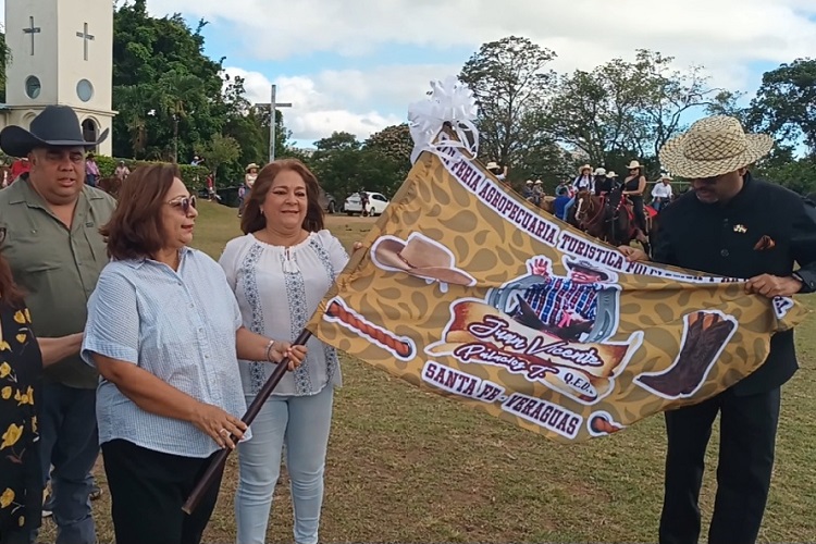 El embajador de la India en Panamá, doctor Sumit Seth, fue invitado especial a este tradicional evento ferial de Santa Fe.